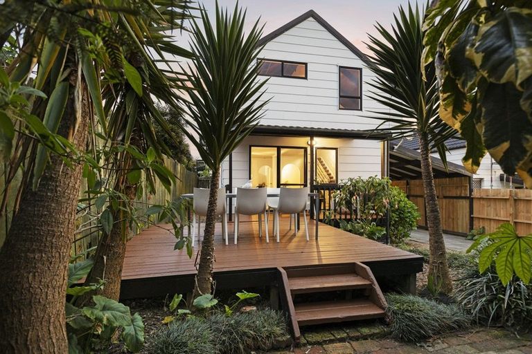 Photo of property in 2/66a Birkdale Road, Birkdale, Auckland, 0626