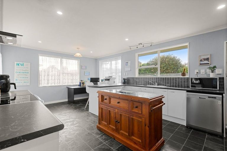 Photo of property in 12 Tabak Crescent, Takaro, Palmerston North, 4412