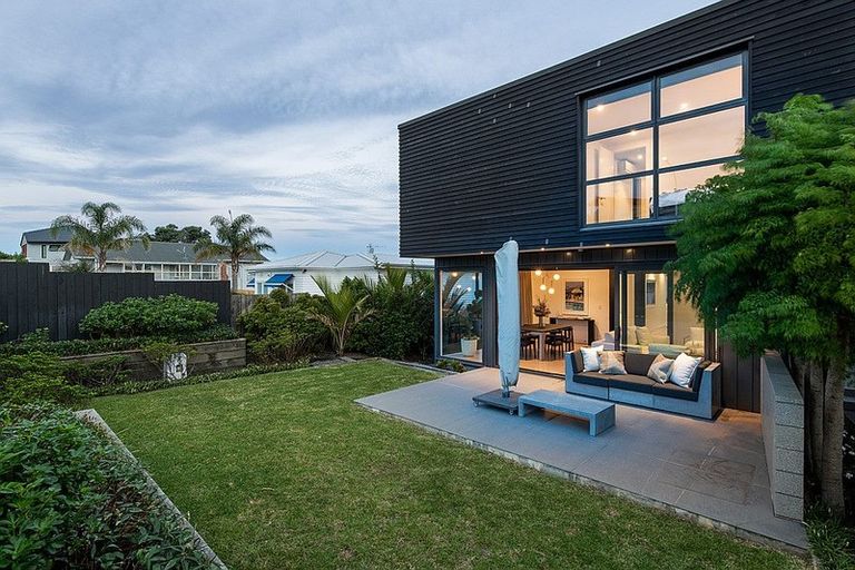 Photo of property in 25 Seaview Road, Castor Bay, Auckland, 0620