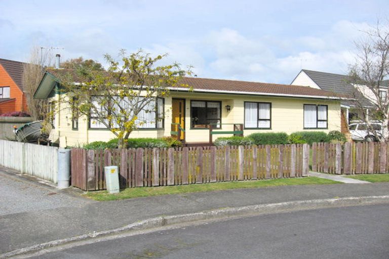 Photo of property in 12 Atarau Grove, Paraparaumu, 5032