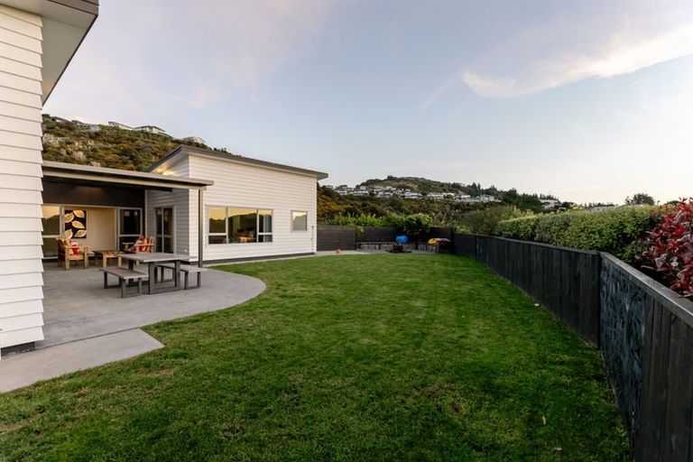 Photo of property in 17 Botany Lane, Whitby, Porirua, 5024