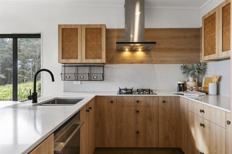 Photo of property in 333 Motutara Road, Muriwai, Waimauku, 0881