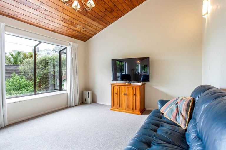 Photo of property in 2/8 Gray Crescent, Torbay, Auckland, 0630