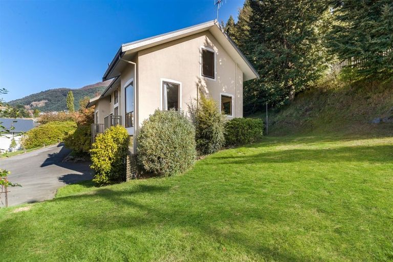 Photo of property in 1/4 Sainsbury Road, Fernhill, Queenstown, 9300