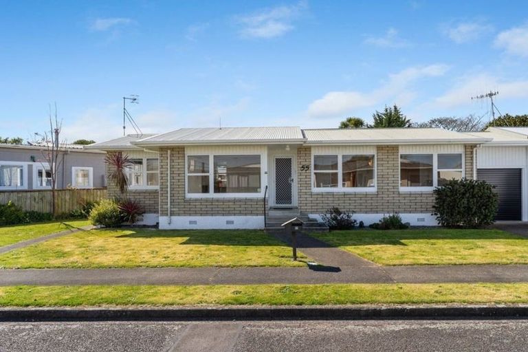 Photo of property in 55 Karaka Crescent, Levin, 5510
