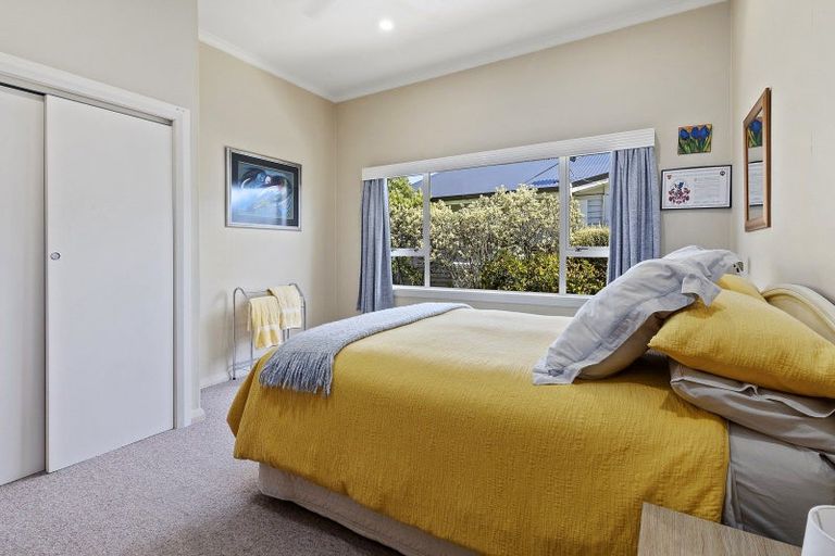 Photo of property in 98 Apu Crescent, Lyall Bay, Wellington, 6022