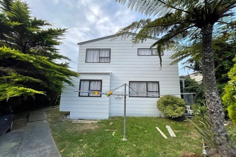 Photo of property in 26 Cheltenham Terrace, Newlands, Wellington, 6037