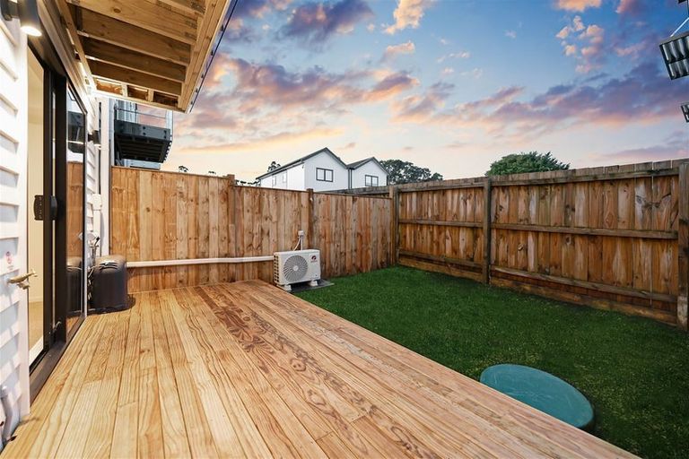 Photo of property in 6/107 Hobsonville Road, West Harbour, Auckland, 0618