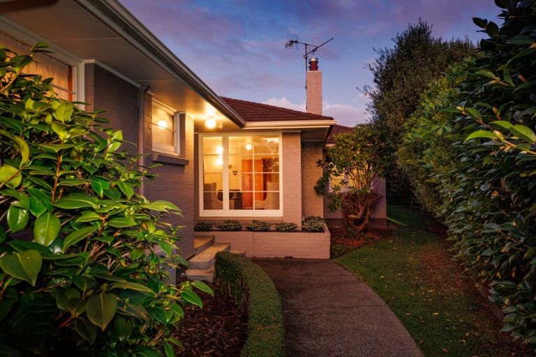 Photo of property in 30 Saint Albans Avenue, Hokowhitu, Palmerston North, 4410