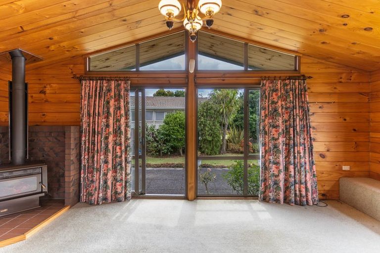 Photo of property in 17 Booker Place, Weymouth, Auckland, 2103