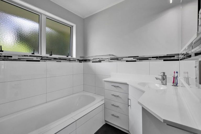 Photo of property in 42 Seaview Road, Marfell, New Plymouth, 4310