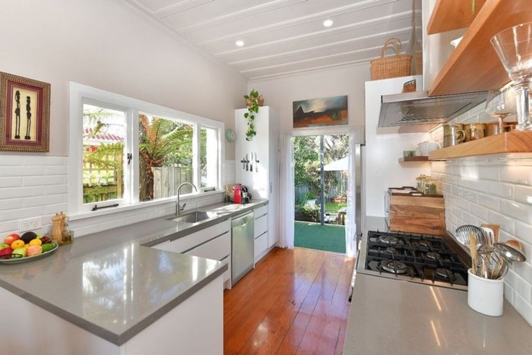 Photo of property in 1/9 Cresta Avenue, Beach Haven, Auckland, 0626