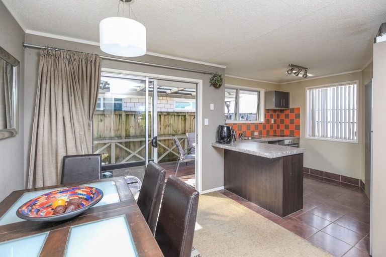 Photo of property in 12 Burrows Place, Frankton, Hamilton, 3204