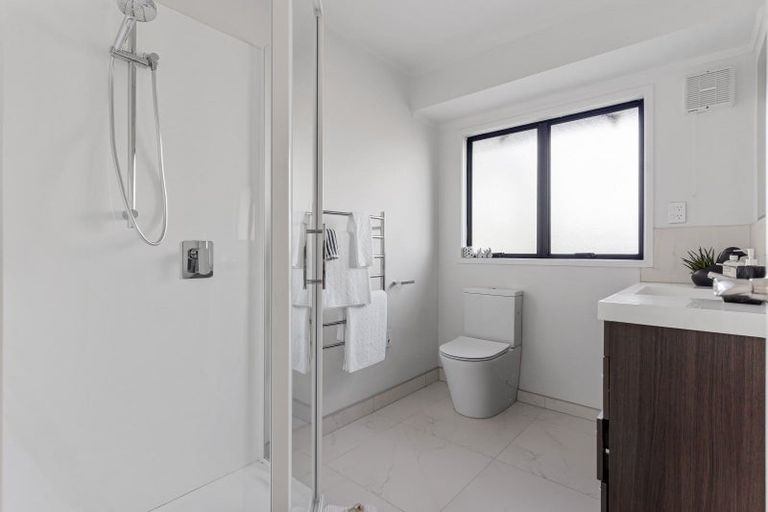 Photo of property in 1/62 Rangatira Road, Beach Haven, Auckland, 0626