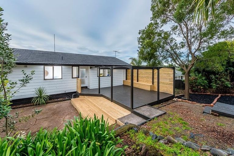 Photo of property in 4 Kayle Glen, West Harbour, Auckland, 0618