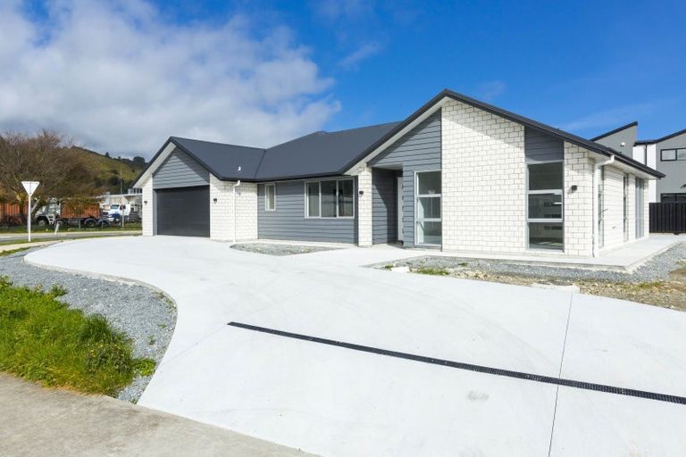 Photo of property in 1 Mawai Hakona Drive, Wallaceville, Upper Hutt, 5018
