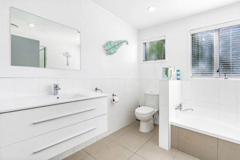 Photo of property in 11 Cottam Grove, Northcross, Auckland, 0632
