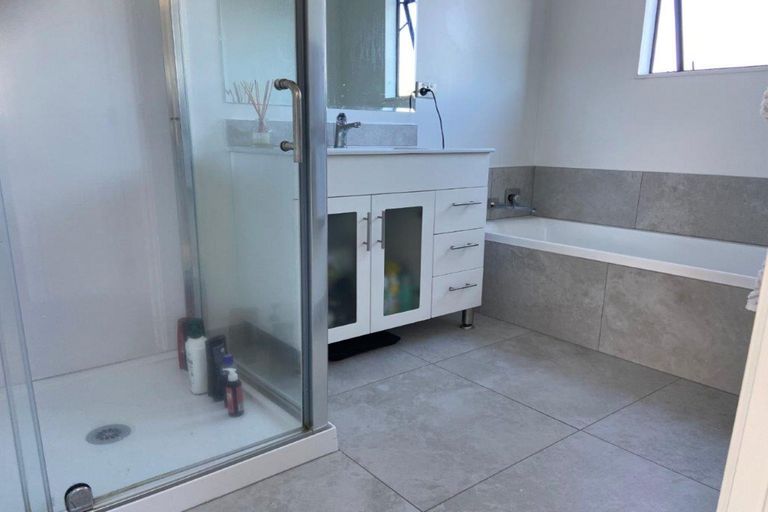 Photo of property in 2a Rixon Place, Te Atatu Peninsula, Auckland, 0610