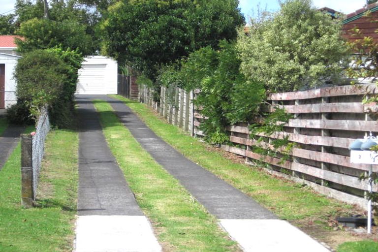 Photo of property in 1/3 Rowan Terrace, Te Atatu South, Auckland, 0610