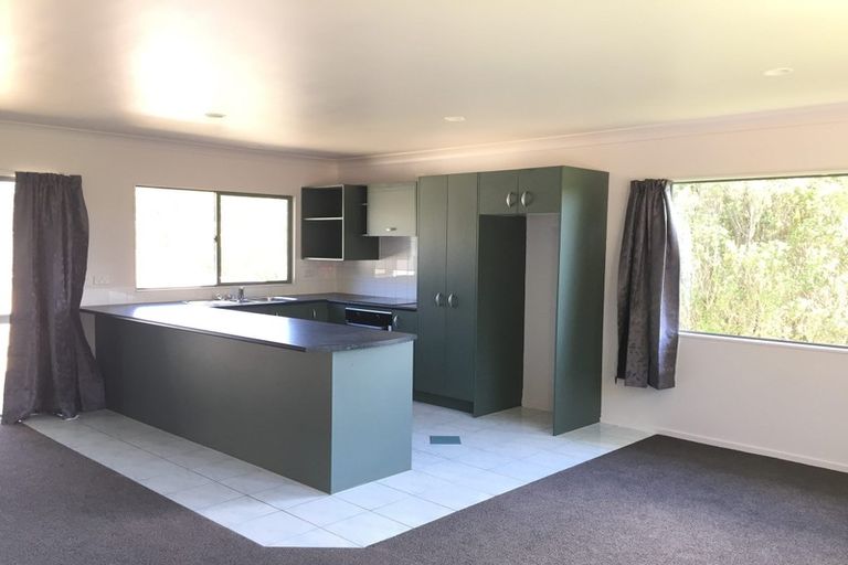 Photo of property in 10 Xena Way, Henderson, Auckland, 0612