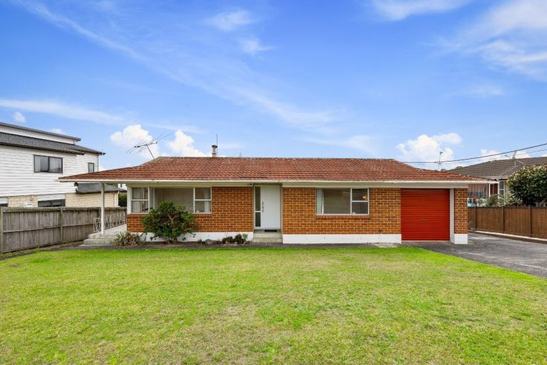 Photo of property in 1/305 Great North Road, Henderson, Auckland, 0612