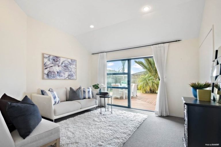 Photo of property in 7 Harbour Lights Close, West Harbour, Auckland, 0618