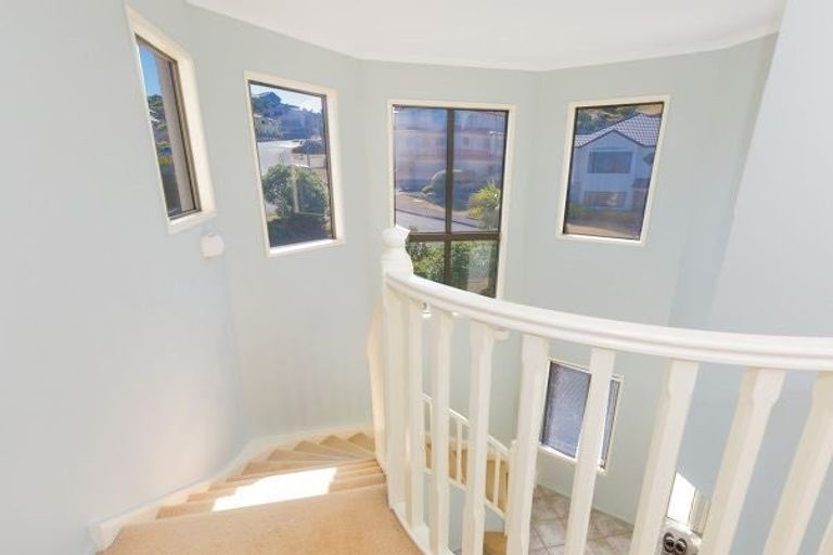 Photo of property in 42 Dress Circle, Newlands, Wellington, 6037