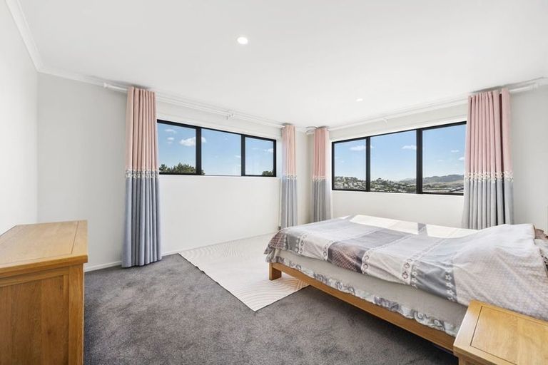 Photo of property in 8 Boeing Way, Newlands, Wellington, 6037