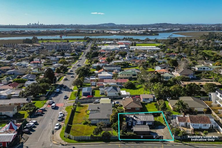 Photo of property in 117 Te Atatu Road, Te Atatu South, Auckland, 0610