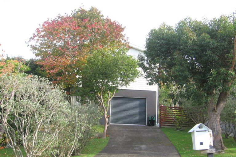 Photo of property in 3 Saint Johns Terrace, Tawa, Wellington, 5028