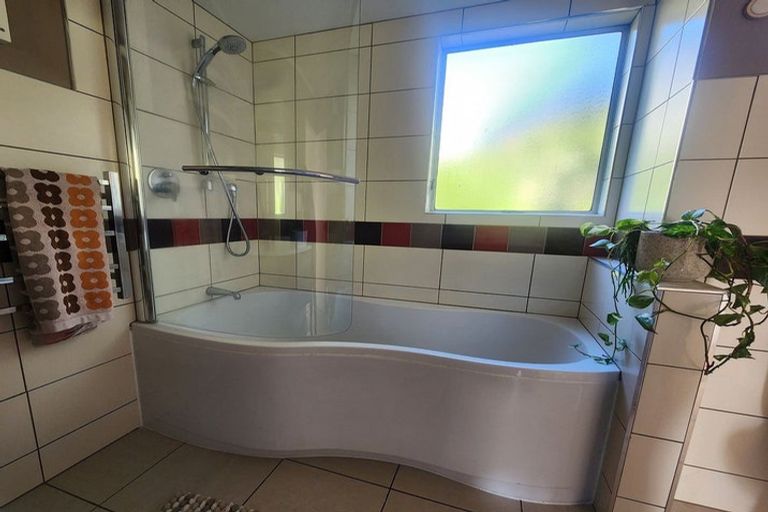 Photo of property in 28 Zingaro Place, Massey, Auckland, 0614