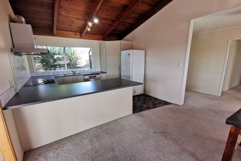 Photo of property in 21 Raelene Place, Massey, Auckland, 0614