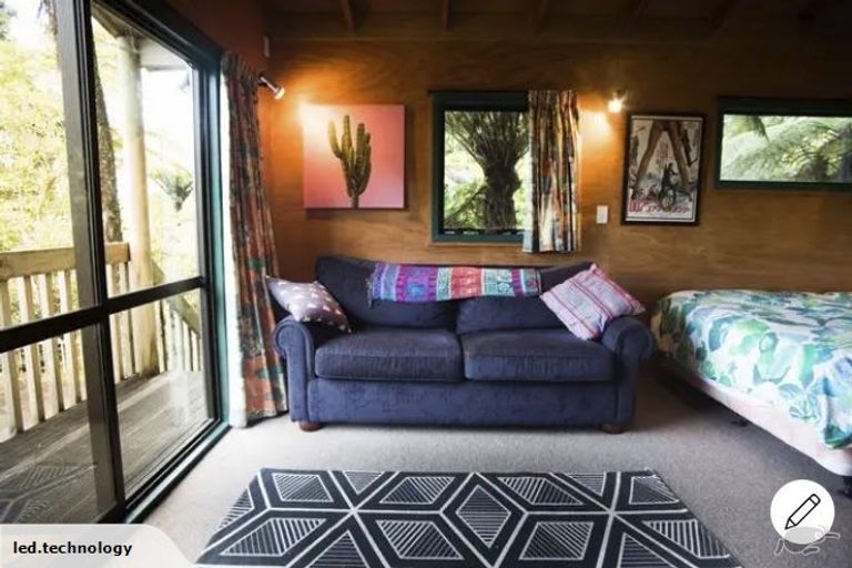 Photo of property in 426 Scenic Drive, Waiatarua, Auckland, 0612