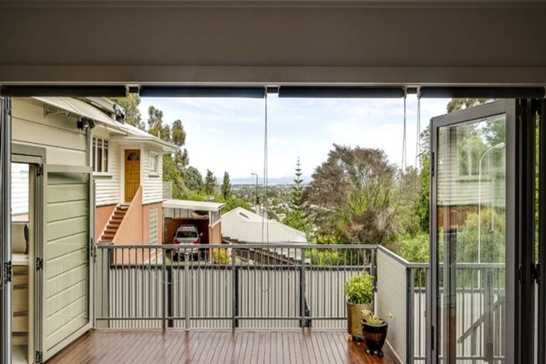 Photo of property in 49 Chaucer Road, Hospital Hill, Napier, 4110