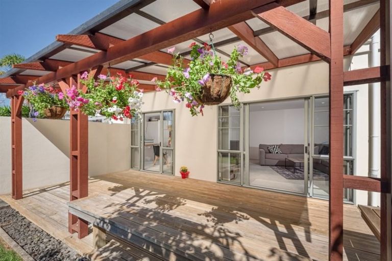 Photo of property in 1/140a East Coast Road, Forrest Hill, Auckland, 0620