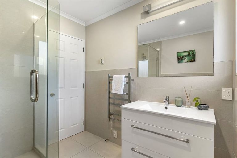 Photo of property in 3 Rosella Place, Murrays Bay, Auckland, 0630