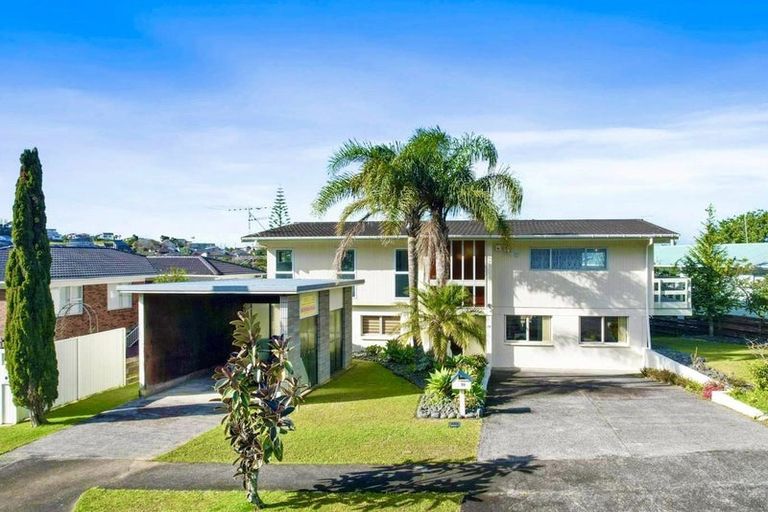 Photo of property in 19 Ravenwood Drive, Forrest Hill, Auckland, 0620