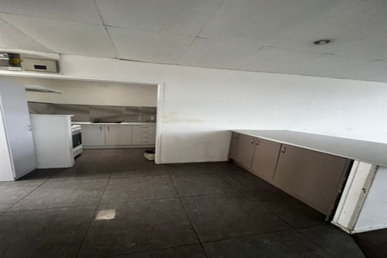 Photo of property in 9/80 Bruce Mclaren Road, Henderson, Auckland, 0612