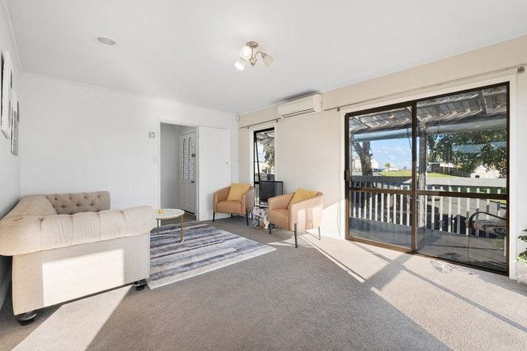 Photo of property in 10 Rena Place, West Harbour, Auckland, 0618