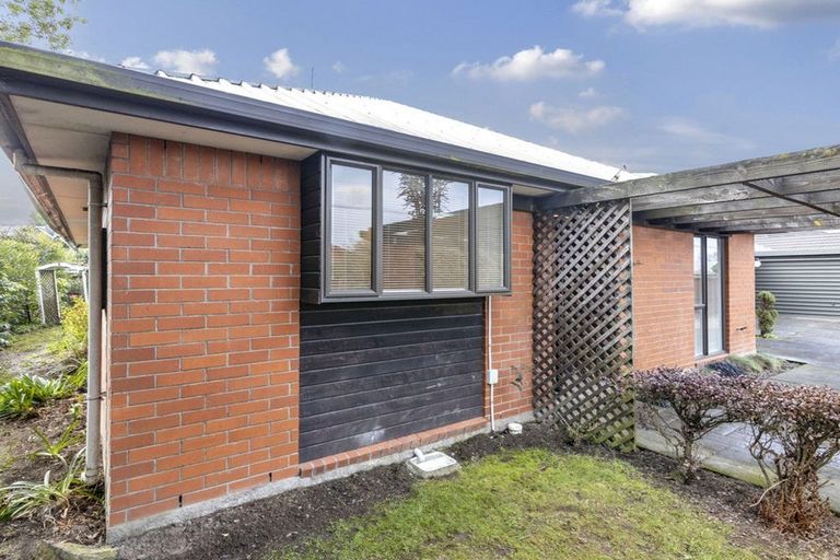 Photo of property in 2/280b Sawyers Arms Road, Bishopdale, Christchurch, 8053