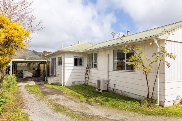 Photo of property in 18 Utauta Street, Waikanae, 5036