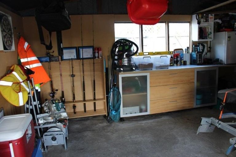 Photo of property in 9 Whaka Street, Maungaturoto, 0520