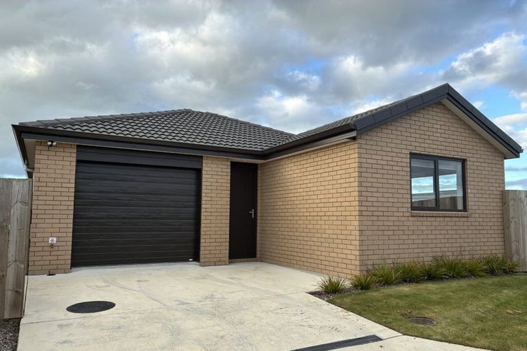 Photo of property in 28 Waruhia Crescent, Rototuna North, 3210