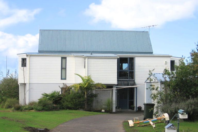 Photo of property in 21 Glenelg Road, Red Beach, 0932