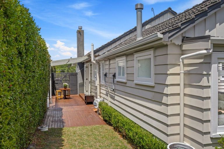 Photo of property in 28 Hanlon Crescent, Narrow Neck, Auckland, 0624