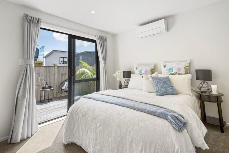 Photo of property in 43 Knights Road, Rothesay Bay, Auckland, 0630