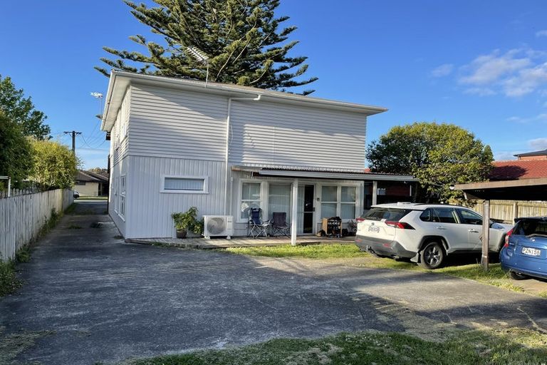 Photo of property in 14 Yeovil Road, Te Atatu Peninsula, Auckland, 0610