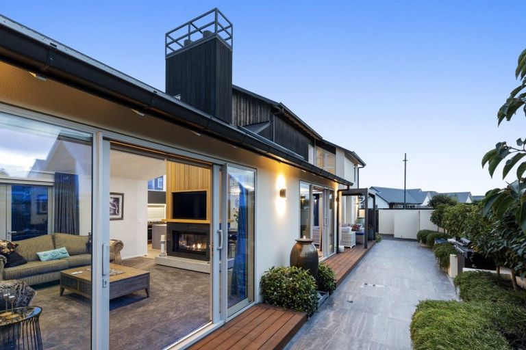 Photo of property in 18 Millpond Place, Parklands, Christchurch, 8083