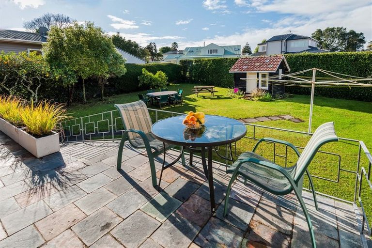 Photo of property in 11 Lake Pupuke Drive, Takapuna, Auckland, 0622