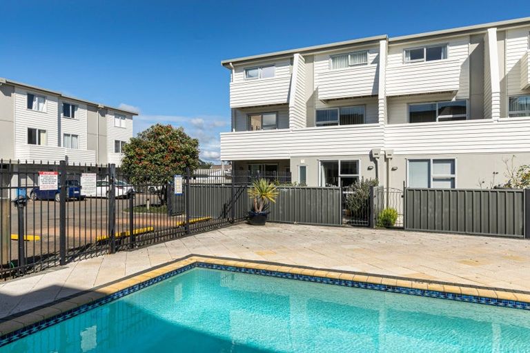 Photo of property in 14/3 Riverside Road, Orewa, 0931